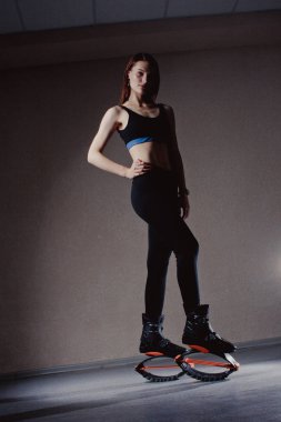Genç kız Kangoo ayakkabı ile egzersiz. beden eğitimi ve spor güzel kız. Kangoo atlama. Spor eğitim Kangoo atlama içinde güzel kızlar