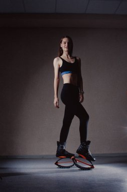 Genç kız Kangoo ayakkabı ile egzersiz. beden eğitimi ve spor güzel kız. Kangoo atlama. Spor eğitim Kangoo atlama içinde güzel kızlar