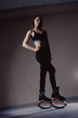 Genç kız Kangoo ayakkabı ile egzersiz. beden eğitimi ve spor güzel kız. Kangoo atlama. Spor eğitim Kangoo atlama içinde güzel kızlar