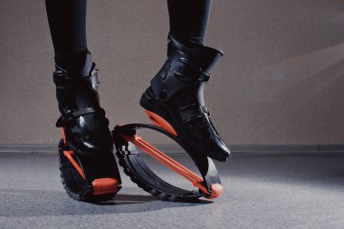 Kangoo ayakkabılarımı kapatın. beden eğitimi ve spor güzel kız. Kangoo atlama. Spor eğitim Kangoo atlama içinde güzel kızlar