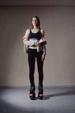 Genç kız Kangoo ayakkabı ile egzersiz. beden eğitimi ve spor güzel kız. Kangoo atlama. Spor eğitim Kangoo atlama içinde güzel kızlar