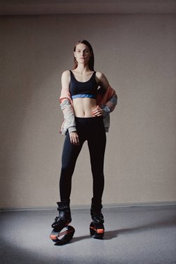 Genç kız Kangoo ayakkabı ile egzersiz. beden eğitimi ve spor güzel kız. Kangoo atlama. Spor eğitim Kangoo atlama içinde güzel kızlar
