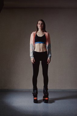 Genç kız Kangoo ayakkabı ile egzersiz. beden eğitimi ve spor güzel kız. Kangoo atlama. Spor eğitim Kangoo atlama içinde güzel kızlar