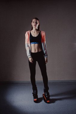Genç kız Kangoo ayakkabı ile egzersiz. beden eğitimi ve spor güzel kız. Kangoo atlama. Spor eğitim Kangoo atlama içinde güzel kızlar