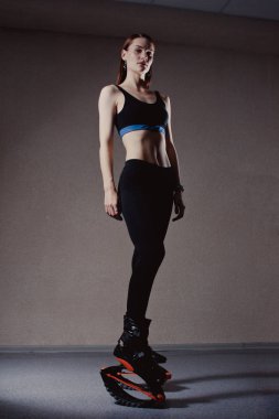 Genç kız Kangoo ayakkabı ile egzersiz. beden eğitimi ve spor güzel kız. Kangoo atlama. Spor eğitim Kangoo atlama içinde güzel kızlar