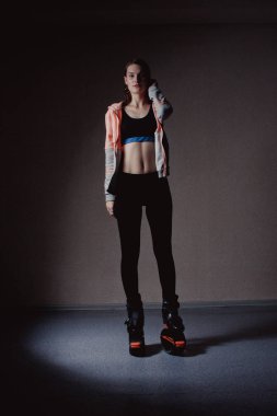 Genç kız Kangoo ayakkabı ile egzersiz. beden eğitimi ve spor güzel kız. Kangoo atlama. Spor eğitim Kangoo atlama içinde güzel kızlar