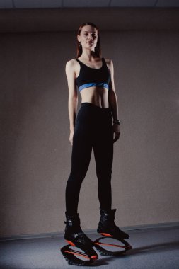 Genç kız Kangoo ayakkabı ile egzersiz. beden eğitimi ve spor güzel kız. Kangoo atlama. Spor eğitim Kangoo atlama içinde güzel kızlar