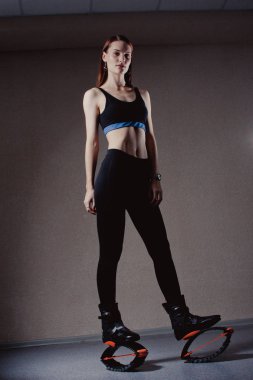 Genç kız Kangoo ayakkabı ile egzersiz. beden eğitimi ve spor güzel kız. Kangoo atlama. Spor eğitim Kangoo atlama içinde güzel kızlar