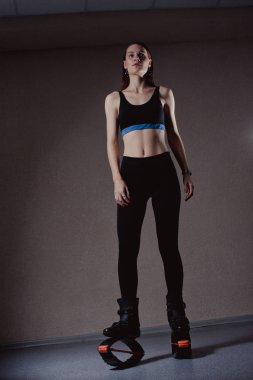 Genç kız Kangoo ayakkabı ile egzersiz. beden eğitimi ve spor güzel kız. Kangoo atlama. Spor eğitim Kangoo atlama içinde güzel kızlar