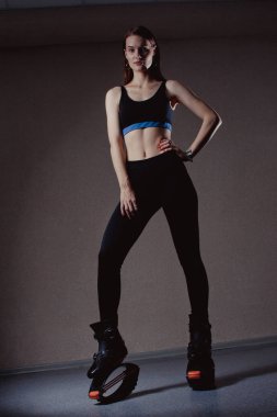 Genç kız Kangoo ayakkabı ile egzersiz. beden eğitimi ve spor güzel kız. Kangoo atlama. Spor eğitim Kangoo atlama içinde güzel kızlar