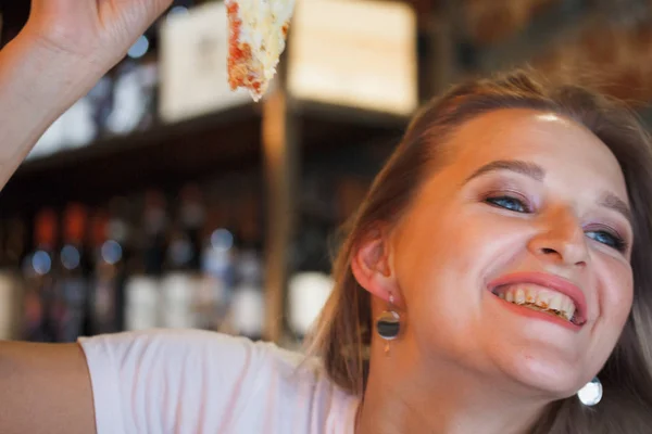 Casual Flicka Äter Pizza Restaurangen Och Njuter Detta Rolig Blond — Stockfoto