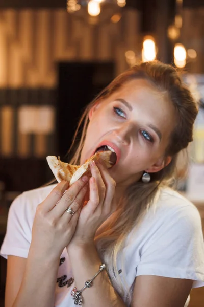 Menina Casual Comendo Pizza Restaurante Aproveitando Isso Menina Loira Engraçada — Fotografia de Stock