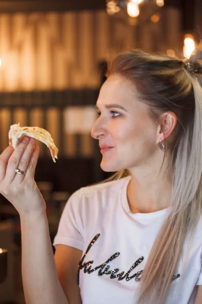 Casual Girl Eating Pizza Restaurant Enjoying Funny Blonde Girl White — Stock Photo, Image
