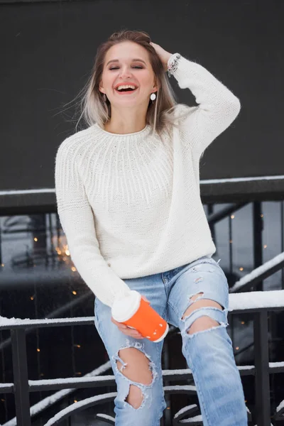 Hermosa Joven Natural Sonriente Mujer Rubia Amigable Tímida Usando Suéter —  Fotos de Stock