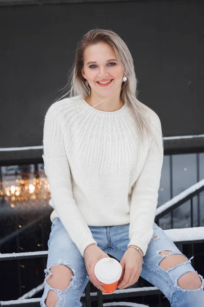 Hermosa Joven Natural Sonriente Mujer Rubia Amigable Tímida Usando Suéter —  Fotos de Stock