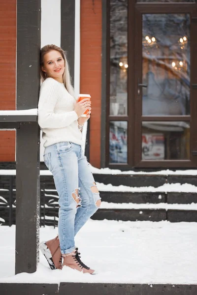 Vackra Naturliga Unga Leende Blyg Vänliga Blond Kvinna Iklädd Stickad — Stockfoto