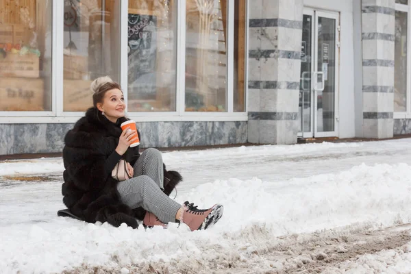 Mädchen Das Der Stadt Auf Einem Schneebedeckten Bordstein Sitzt Lebensstil — Stockfoto