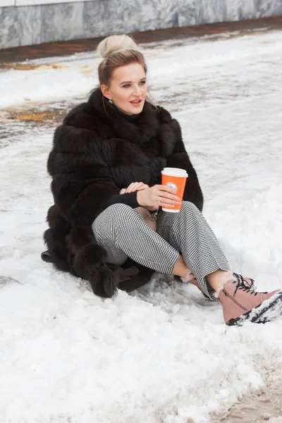 Chica Sentada Una Nieve Ciudad Acera Cubierta Nieve Estilo Vida —  Fotos de Stock