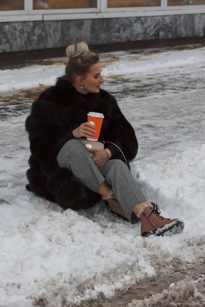 Flicka Sitter Snö Staden Trottoarkanten Täckt Med Snö Livsstil Vinter — Stockfoto