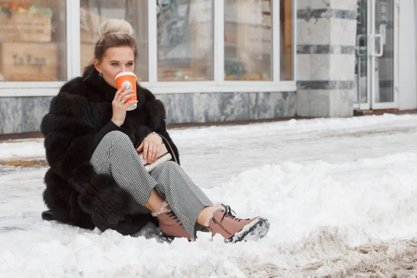 Flicka Sitter Snö Staden Trottoarkanten Täckt Med Snö Livsstil Vinter — Stockfoto