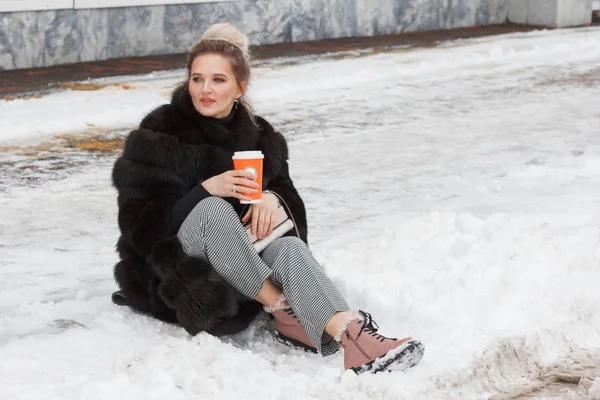 Lány Városban Járdára Hóval Életmód Téli Hangulat Kávé Kupa Nerc — Stock Fotó
