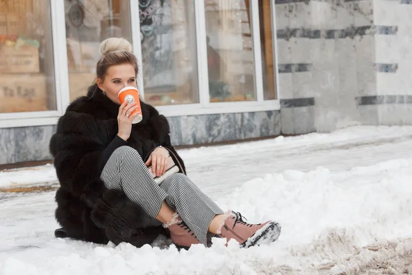 Flicka Sitter Snö Staden Trottoarkanten Täckt Med Snö Livsstil Vinter — Stockfoto