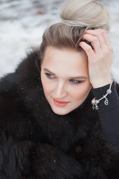 Menina Retrato Close Sentado Uma Neve Cidade Passeio Coberto Neve — Fotografia de Stock