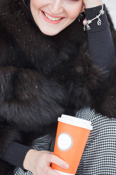 クローズ アップ コーヒー カップ 雪で覆われた縁石沿いで雪に座っている女の子です ライフ スタイル 冬気分 コーヒー カップ — ストック写真