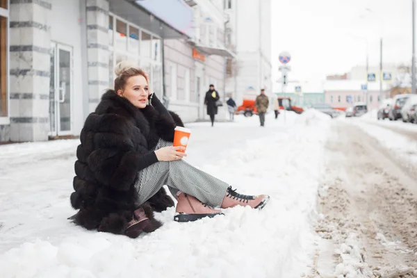 Flicka Sitter Snö Staden Trottoarkanten Täckt Med Snö Livsstil Vinter — Stockfoto