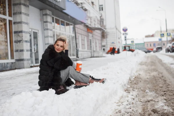 Fille Assise Sur Une Neige Dans Ville Sur Trottoir Couvert — Photo