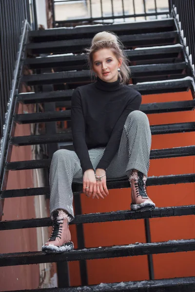 Mujer Joven Con Estilo Botas Sentadas Las Escaleras Estilo Invierno —  Fotos de Stock