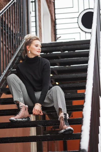 Mujer Joven Con Estilo Botas Sentadas Las Escaleras Estilo Invierno —  Fotos de Stock