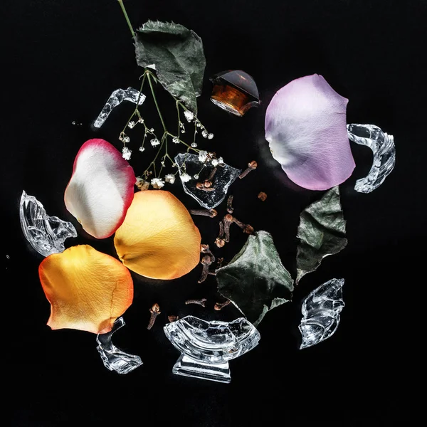 Parfums Mis Sur Fond Noir Avec Des Fleurs Concept Verre — Photo