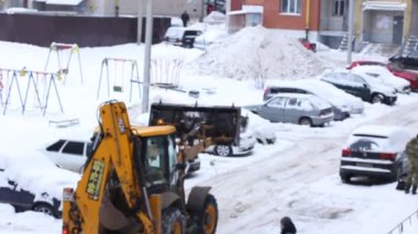Şehirde kar yağışlı bir günde traktör temizliği. Kış Servis Aracı iş başında. Kar Kaldırma Aracı