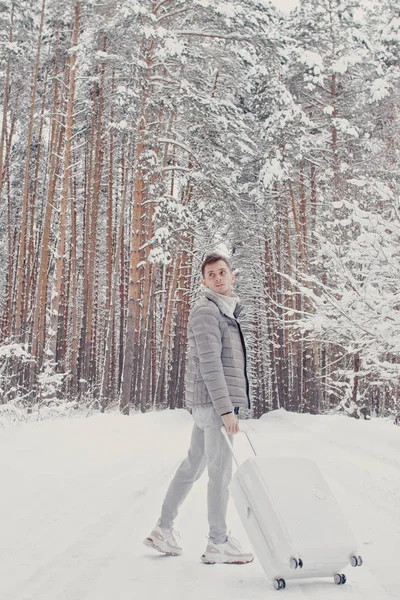 Portrait Jeune Homme Mode Vêtements Blancs Marchant Sur Neige Tenant — Photo