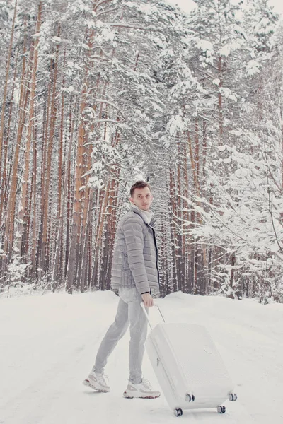 Portrait Jeune Homme Mode Vêtements Blancs Marchant Sur Neige Tenant — Photo