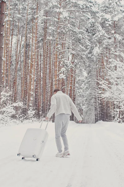 Retrato Homem Moda Jovem Roupas Brancas Andando Neve Segurando Mala — Fotografia de Stock