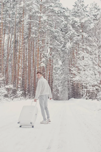 Portrait Jeune Homme Mode Vêtements Blancs Marchant Sur Neige Tenant — Photo