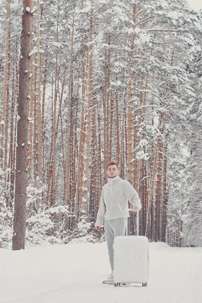 Portrait Jeune Homme Mode Vêtements Blancs Marchant Sur Neige Tenant — Photo