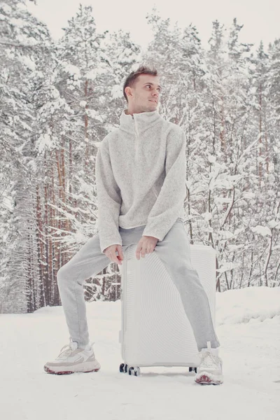 Porträtt Ung Fashionabla Man Vita Kläder Snö Håller Resväska Och — Stockfoto