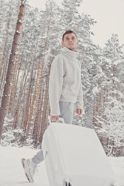 Portrait Jeune Homme Mode Vêtements Blancs Marchant Sur Neige Tenant — Photo