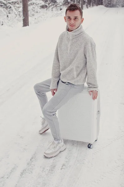 Retrato Del Joven Hombre Moda Ropa Blanca Caminando Sobre Nieve —  Fotos de Stock