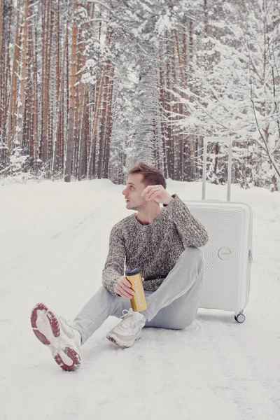 Porträt Eines Jungen Modischen Mannes Weißen Kleidern Der Auf Schnee — Stockfoto