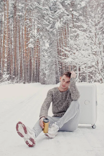 Porträt Eines Jungen Modischen Mannes Weißen Kleidern Der Auf Schnee — Stockfoto