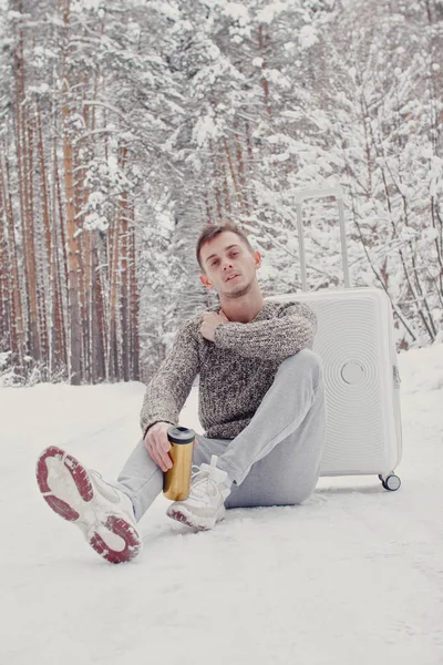 Portrait Jeune Homme Mode Vêtements Blancs Assis Sur Valise Tenue — Photo
