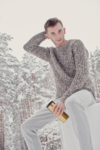 Портрет Молодого Модного Чоловіка Білому Одязі Сидить Снігу Тримає Валізу — стокове фото