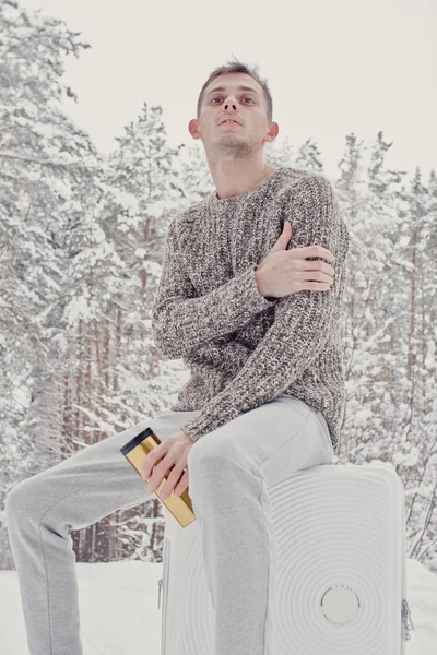 Porträtt Ung Fashionabla Man Vita Kläder Sitta Snö Håller Resväska — Stockfoto