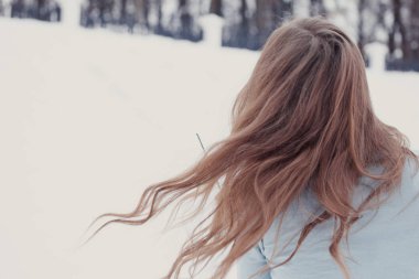 Mutlu ve gülümseyen kız sokakta kar yağışı sırasında Bengal ışık tutar. Kış konsepti. Yeni yıl kavramı.