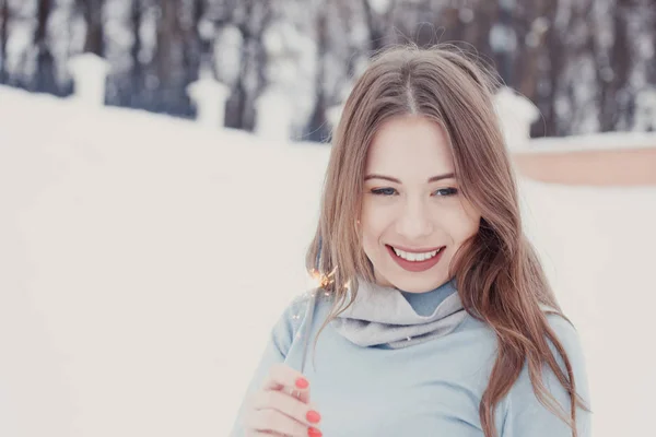 Glad Och Leende Flicka Håller Bengalen Lampor Gatan Snöfall Vinter — Stockfoto