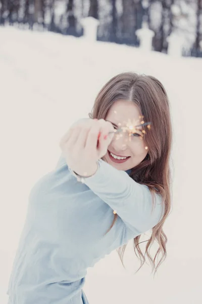 Menina Feliz Sorridente Mantém Luzes Bengala Rua Durante Queda Neve — Fotografia de Stock